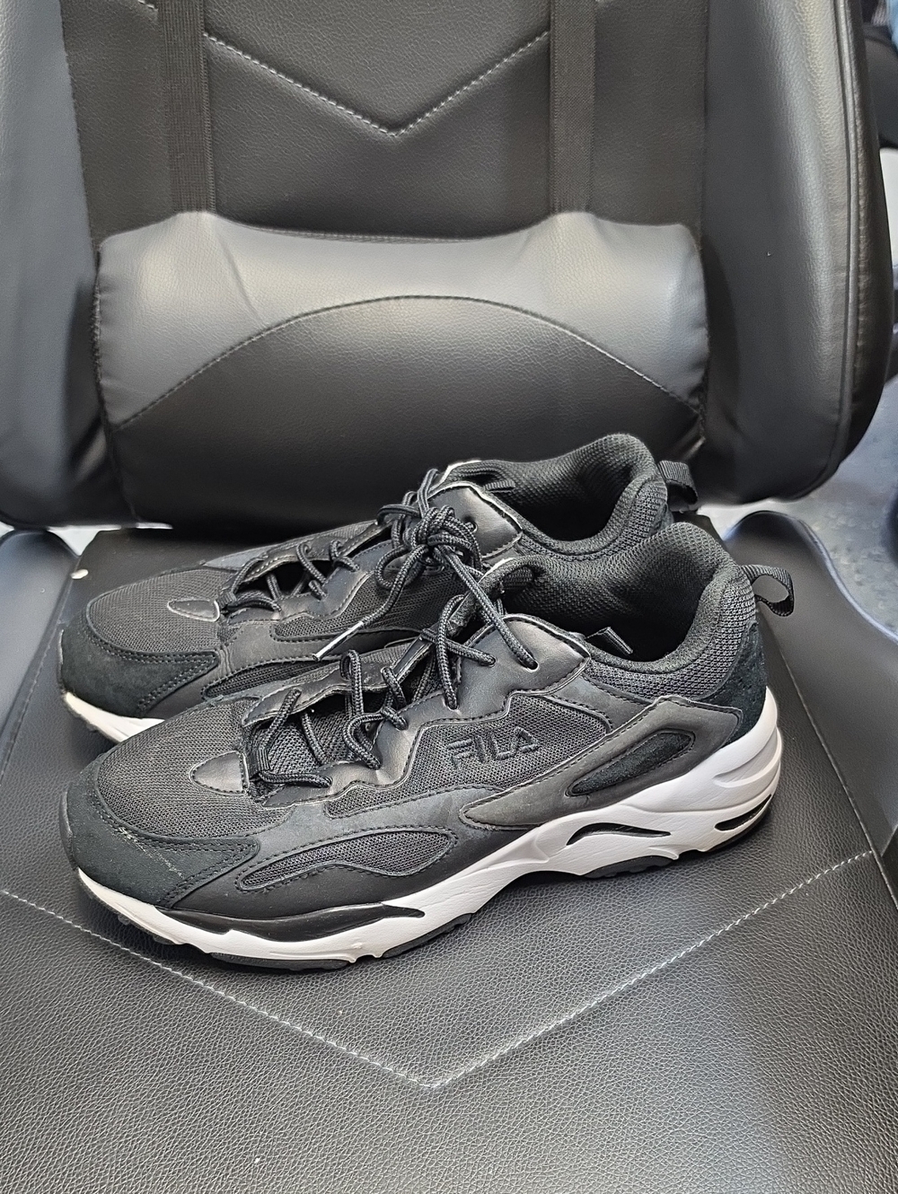 Fila Men's Black and White Chunky Running Sneakers